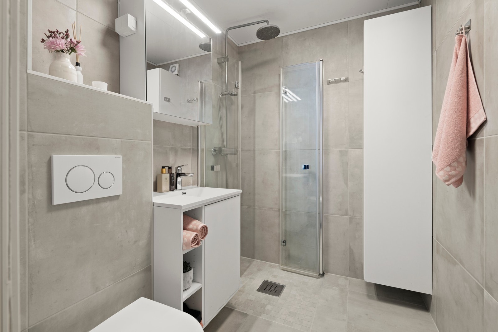 Baderommet ble totalrenovert i 2020. Innredning med nedfelt servant, veggmontert toalett og dusjvegger/hjørne. Veggene har fliser og gulvet er flislagt med elektriske varmekabler. Galleribilde