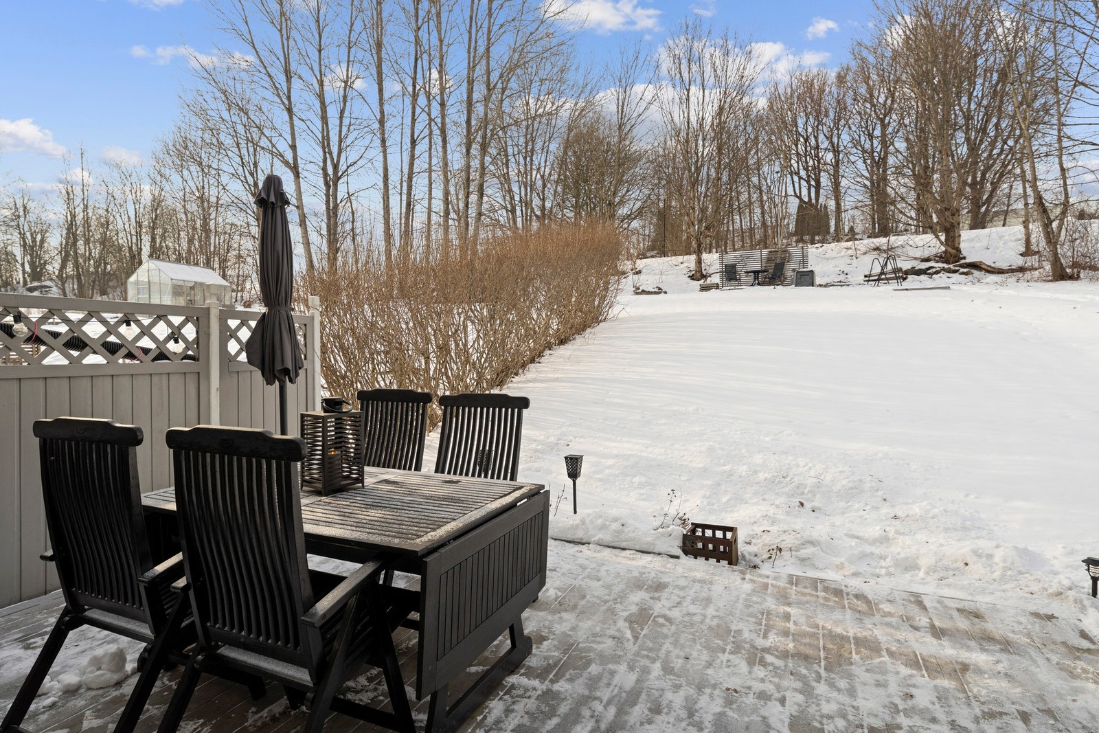 Stor hage i tilknytning til plattingen. Galleribilde