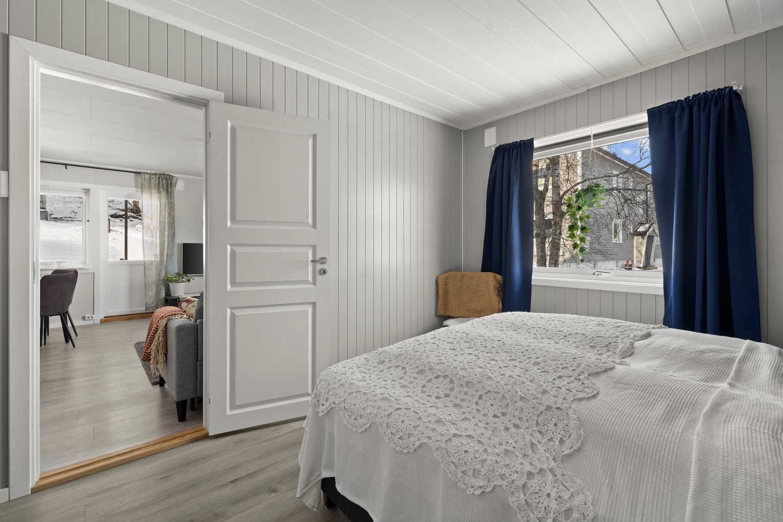 Stort vindu gir rikelig med naturlig lysinnslipp. Sammen med lyse vegger og lyst gulv skaper det en luftig og innbydende atmosfære. Galleribilde