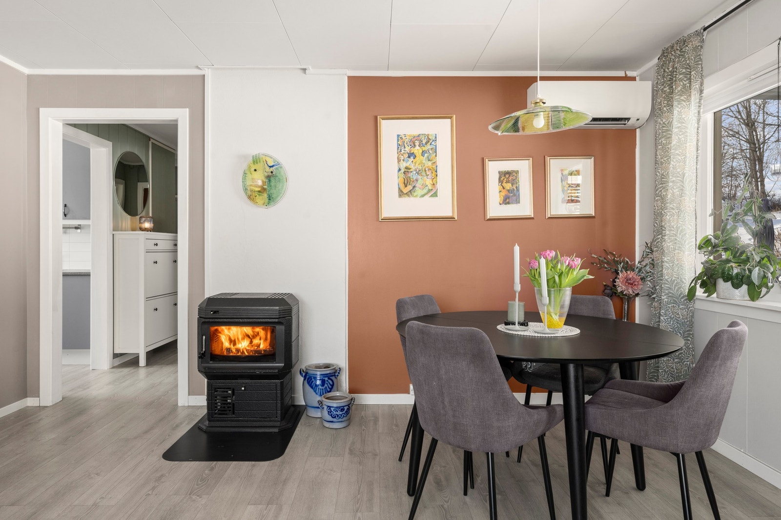 Denne lyse 4-romsen byr på peisovn som gir ekstra varme og ekte hygge, perfekt for koselige kvelder hele året. Galleribilde