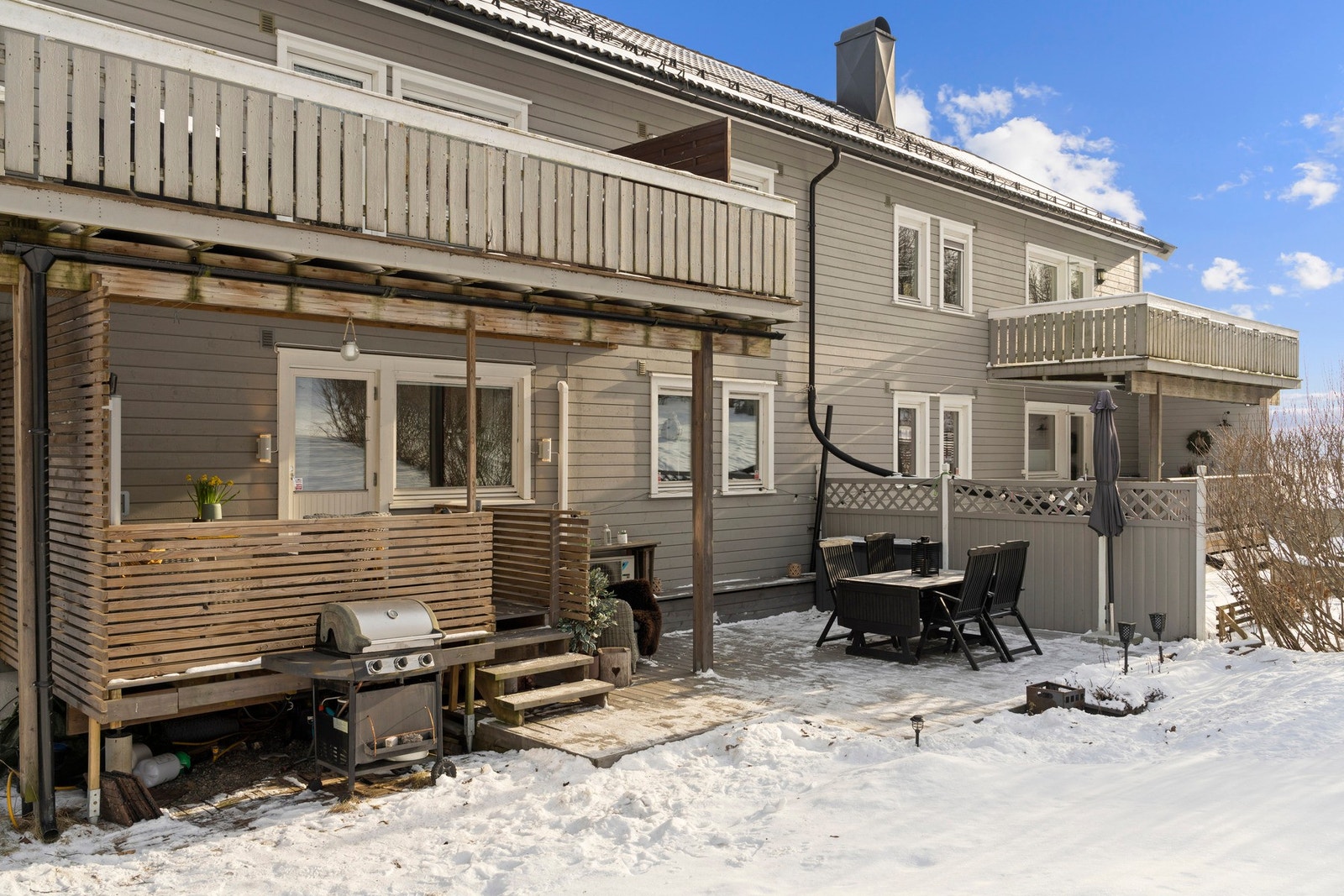 Boligen ligger i 1. etasje med en overbygget vestvendt balkong med trapp ned til skjermet felles hage. Galleribilde