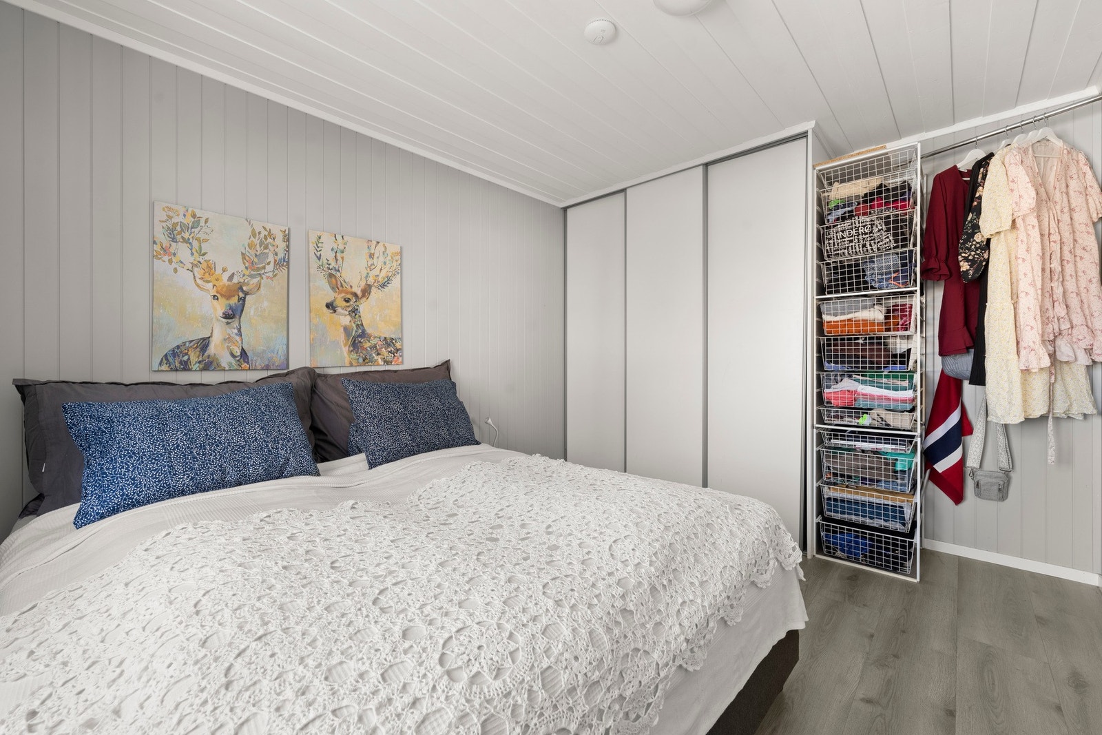 Garderobeskapet bidrar til gode muligheter for oppbevaring. Galleribilde