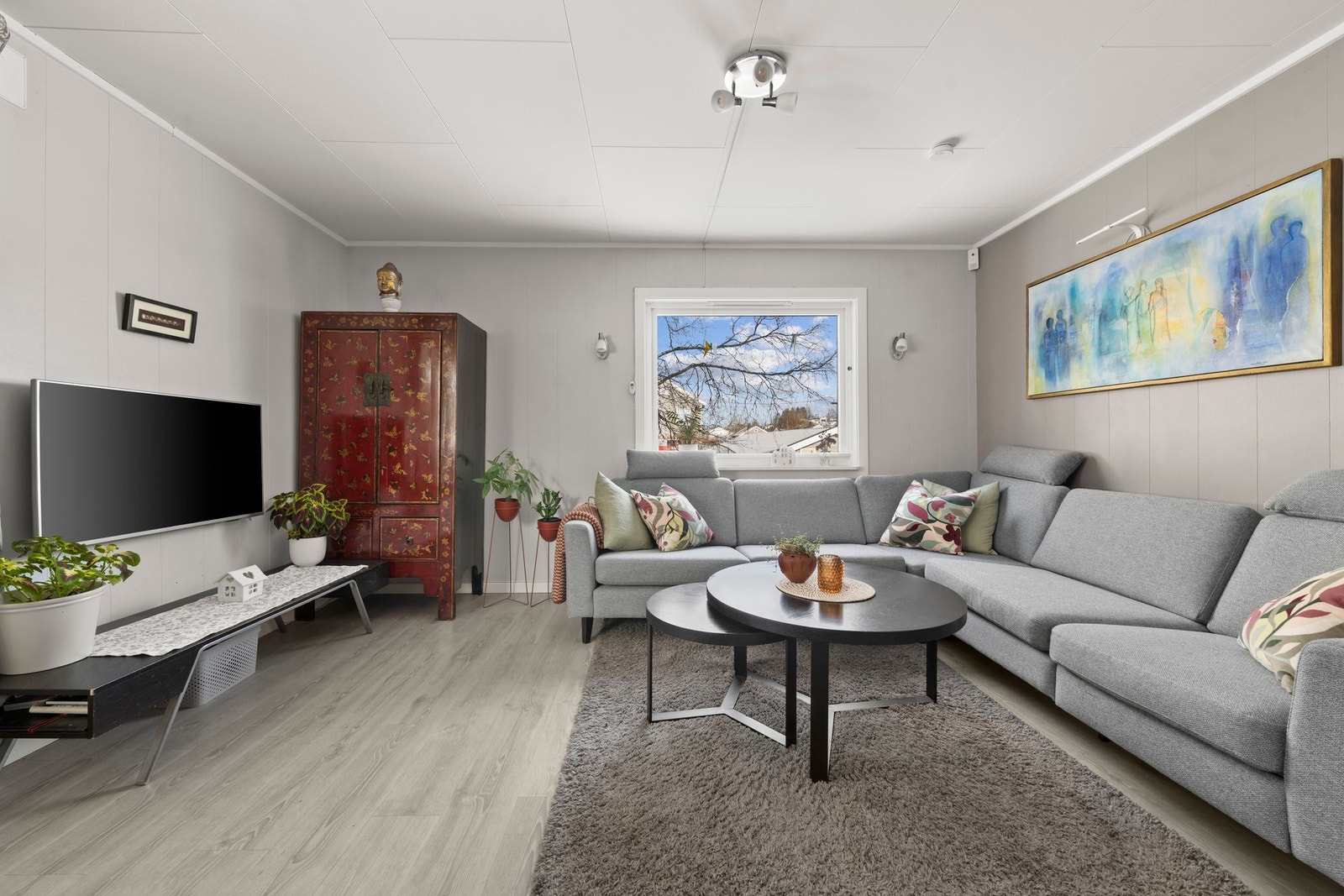 Romslig sofahjørne. Her kan man invitere til hyggelige stunder med familie og venner. Galleribilde