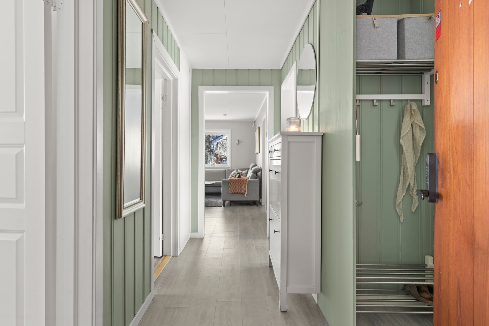 Innebydende entré med direkte adkomst til to soverom, baderom, kjøkken og stue. Galleribilde