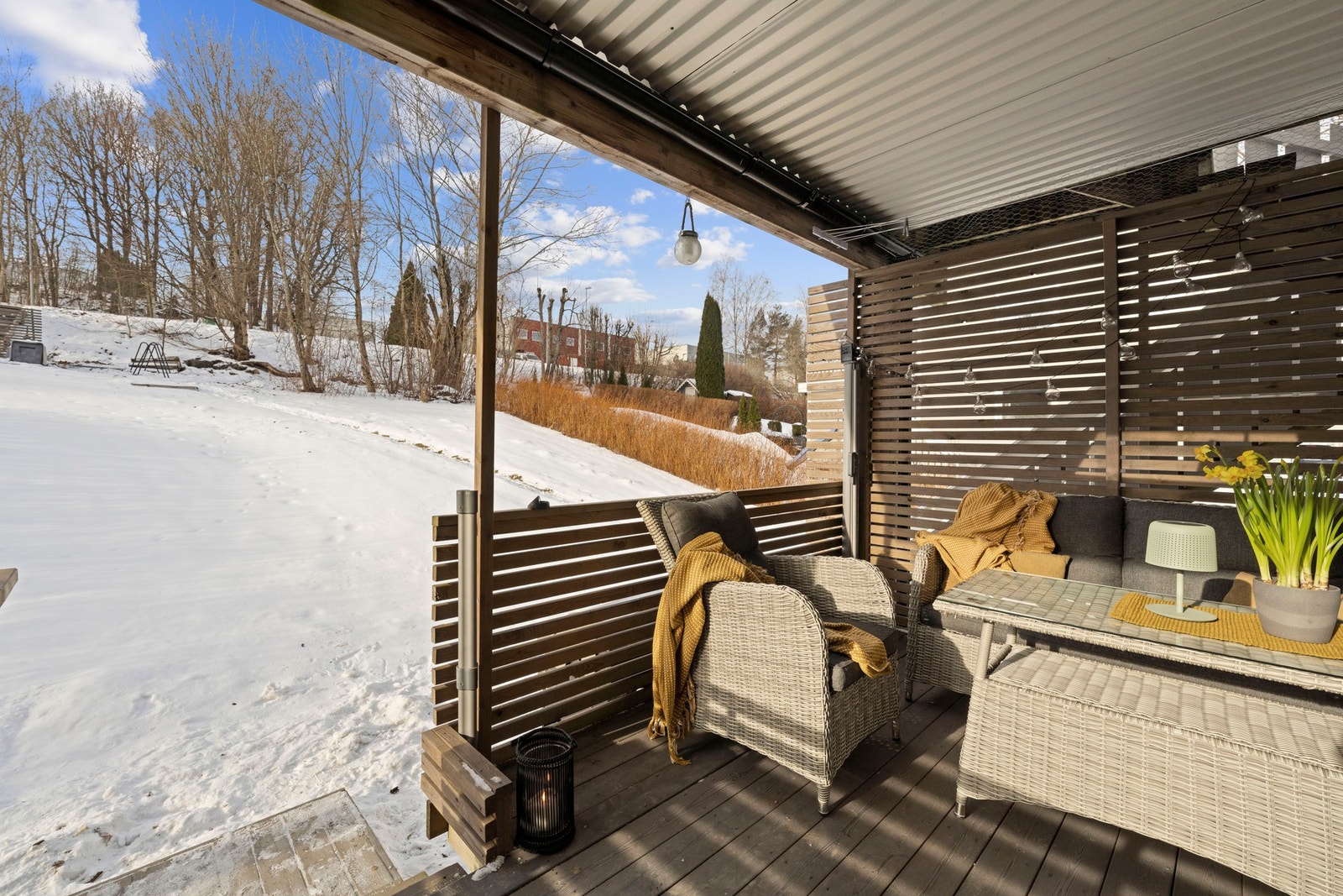 Oppført i treverkskonstruksjon med imp. terrassebord. Rekkverk og skjermvegg i spiler. Galleribilde