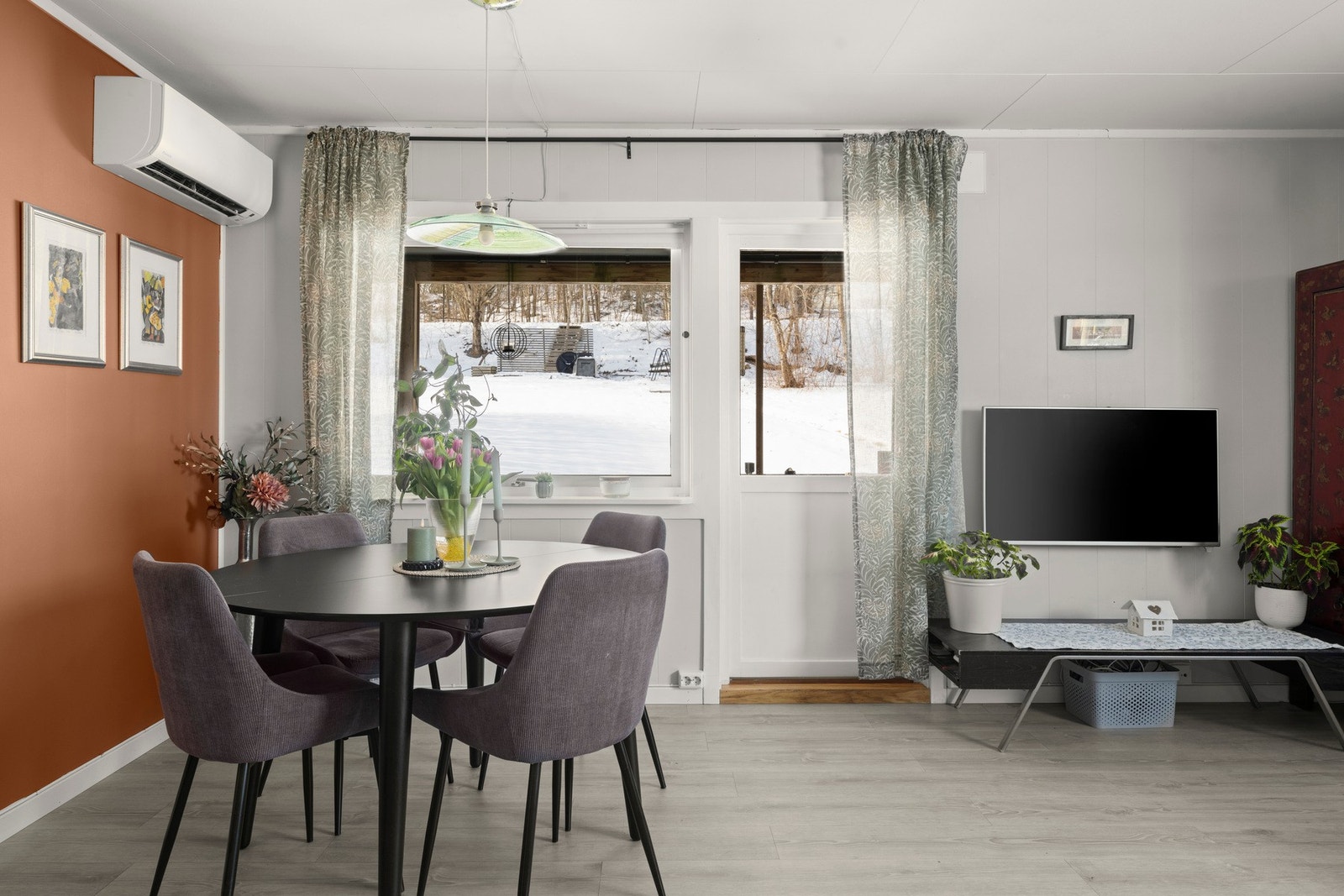 Fra stuen er det utgang til vestvendt veranda og platting på totalt ca. 32 kvm. Galleribilde