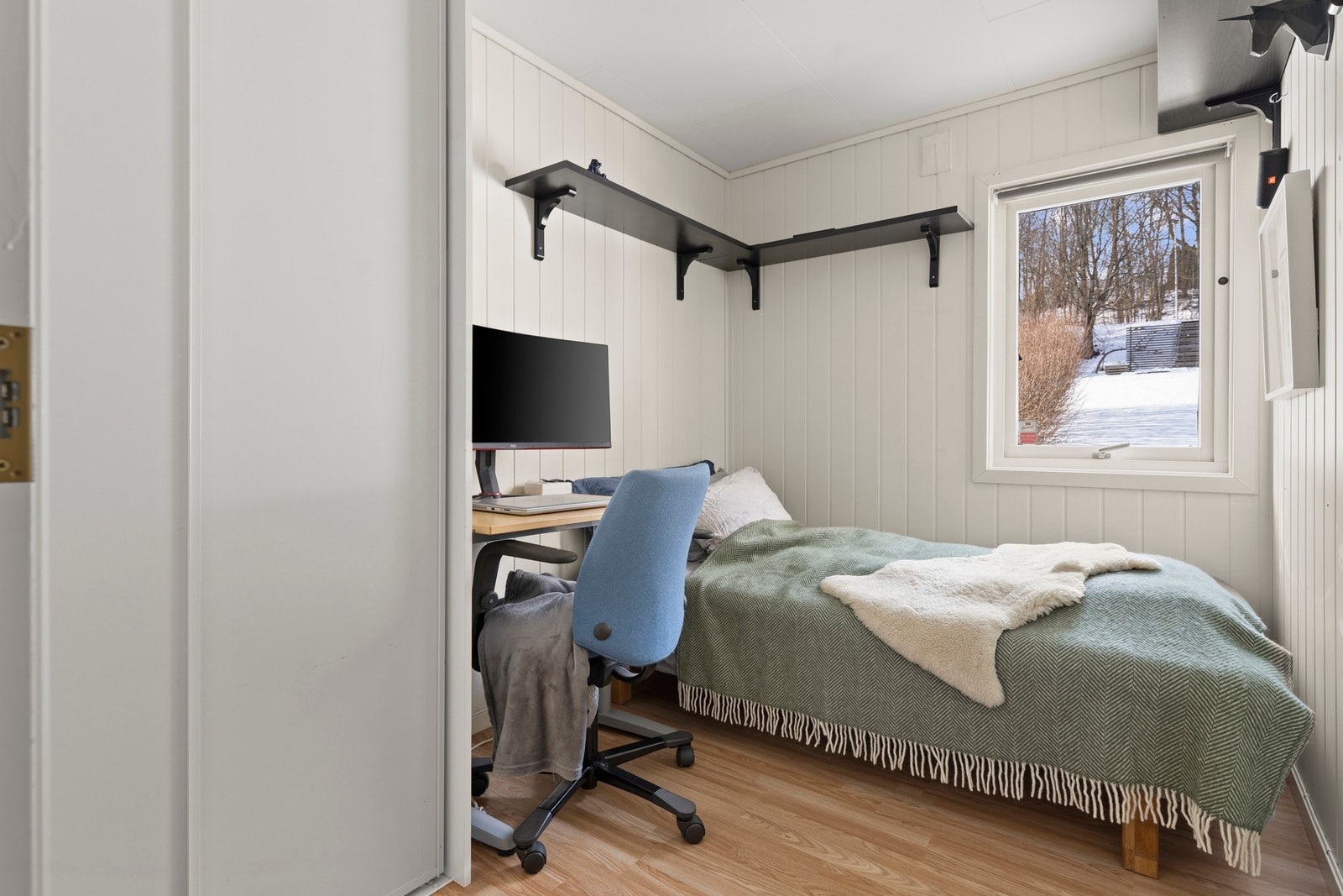 Det tredje soverommet er fleksibelt og innbydende, ideelt som barnerom eller hobbyrom med god plass og naturlig lys. Galleribilde