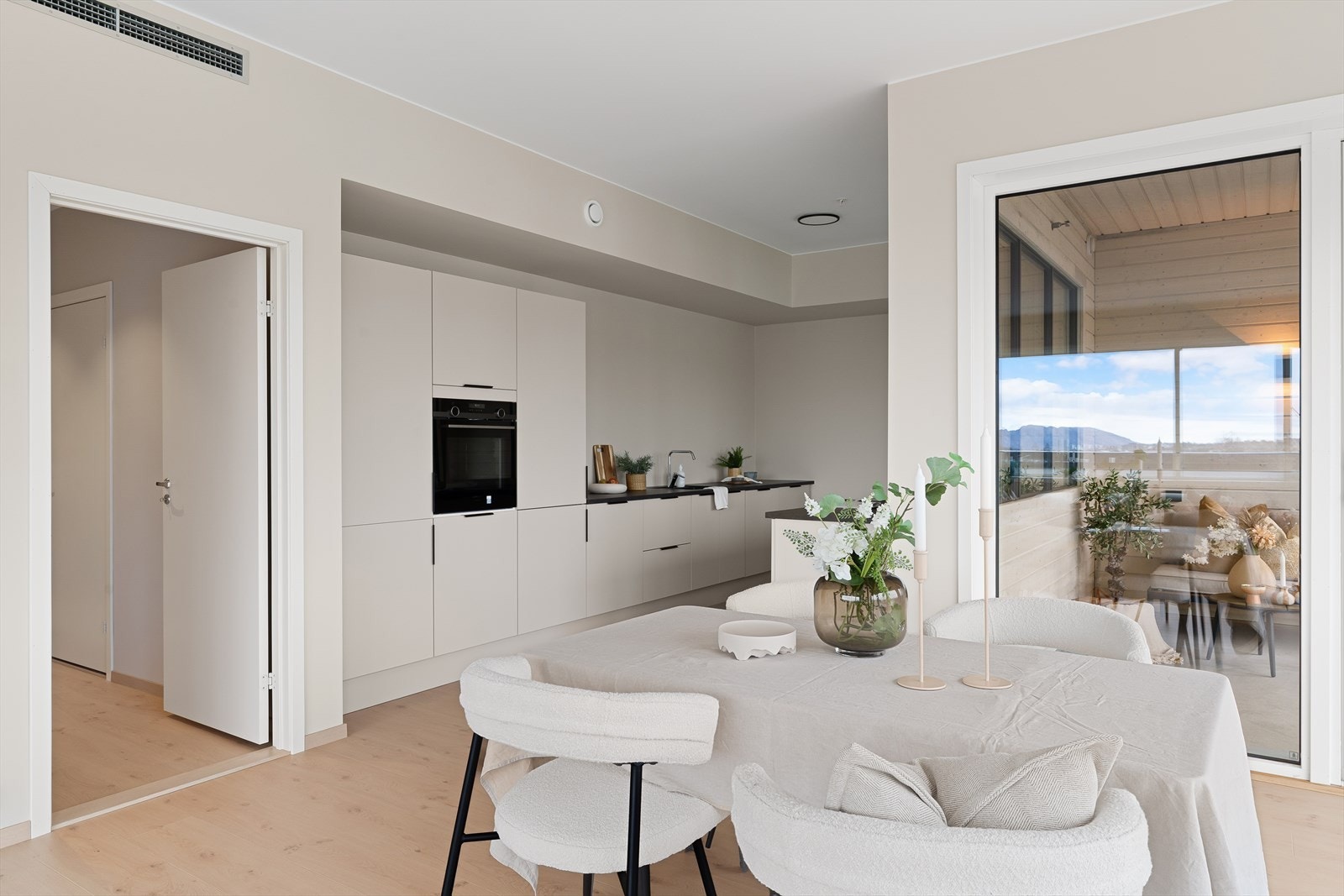 Lekkert og moderne kvalitetskjøkken som kan vise til pen kjøkkeninnredning og integrert kjøl/frys, komfyr, oppvaskmaskin, platetopp og vifte. Galleribilde