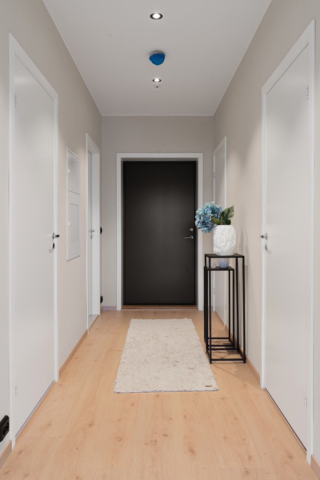 Pen entré/gang med plass til å henge fra seg både klær og sko. Galleribilde