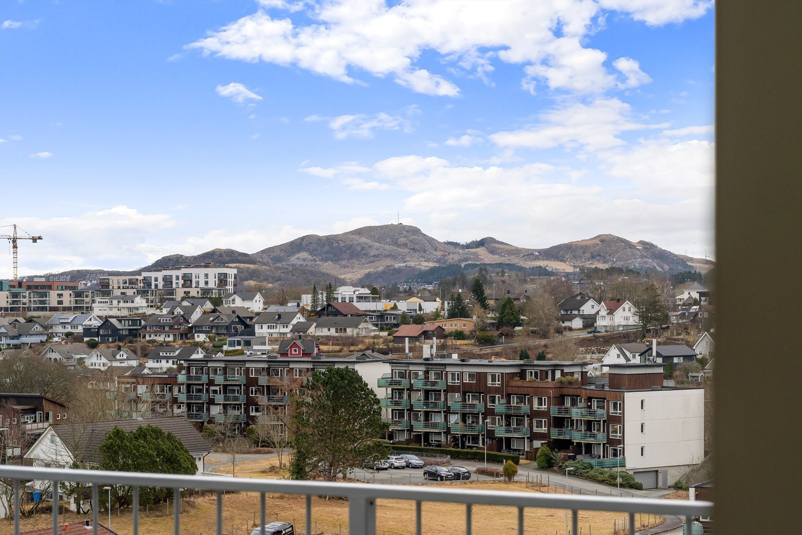 En lekker, moderne og innholdsrik toppleilighet med en attraktiv og barnevennlig beliggenhet på Ganddal. Galleribilde