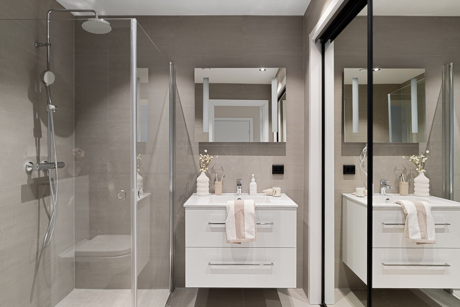 Opplegg for vaskemaskin og tørketrommel som er skjult av en praktisk skyvedør kan også nevnes. Galleribilde