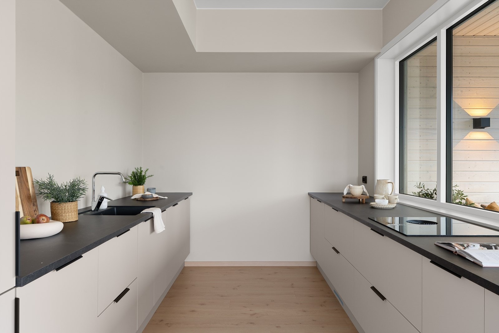 Her har man rikelig med skapplass til det meste en skulle ha behov for av både kopper og kar. Galleribilde