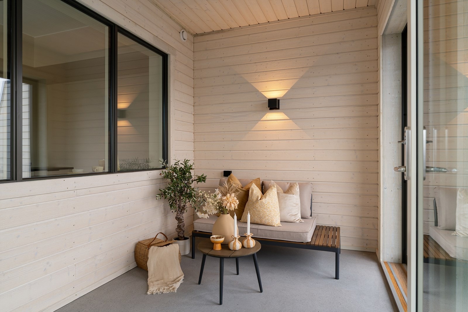 Fra stuen har man utgang til leilighetens hagestue hvor man kan sitte å nyte varme sommerdager selv om det regner. Galleribilde