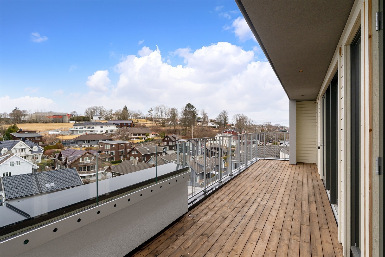 Balkongen er av god størrelse, vestvendt og kan vise til både gode solforhold og en flott utsikt. Galleribilde