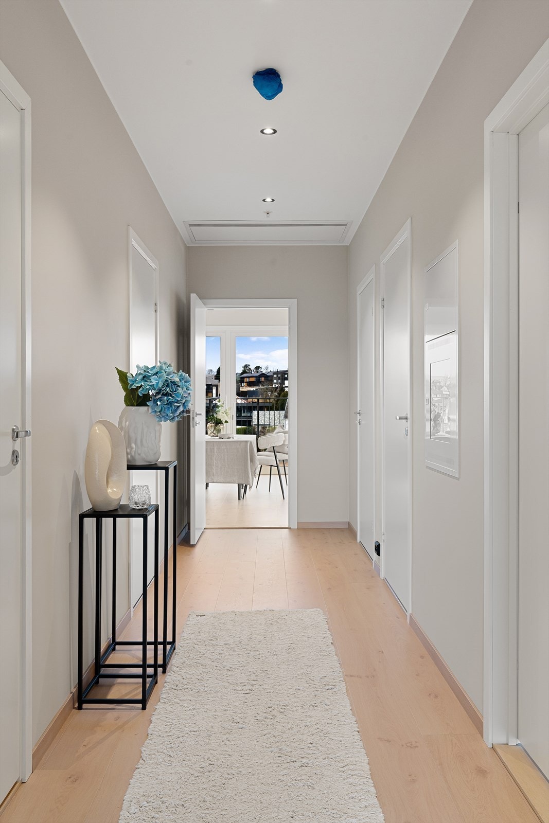 Leiligheten fremstår som lys og innbydende med gode planløsninger og gjennomgående høy standard. Galleribilde