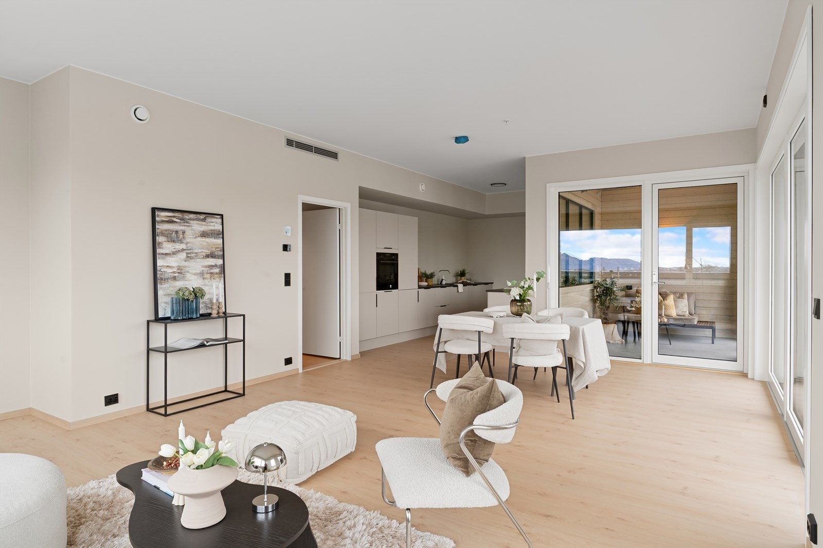 Kjøkken og stue i åpen løsning. Galleribilde