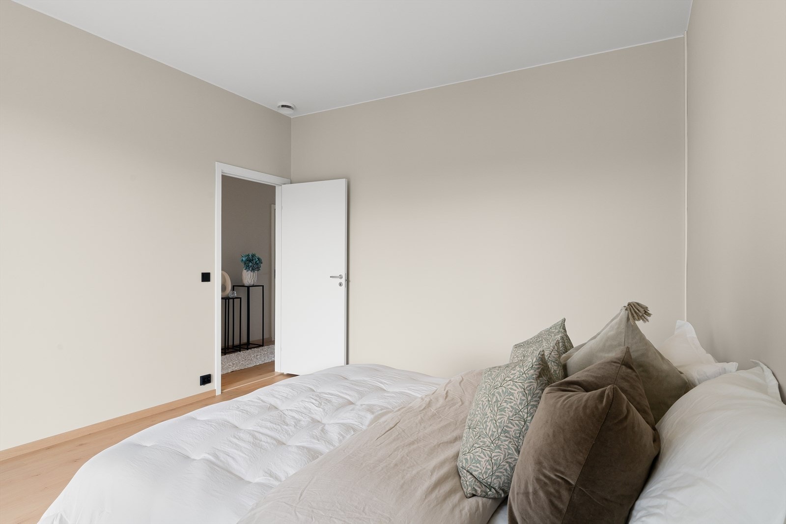 Hovedsoverom med god plass til både dobbeltseng og garderobeskap. Galleribilde