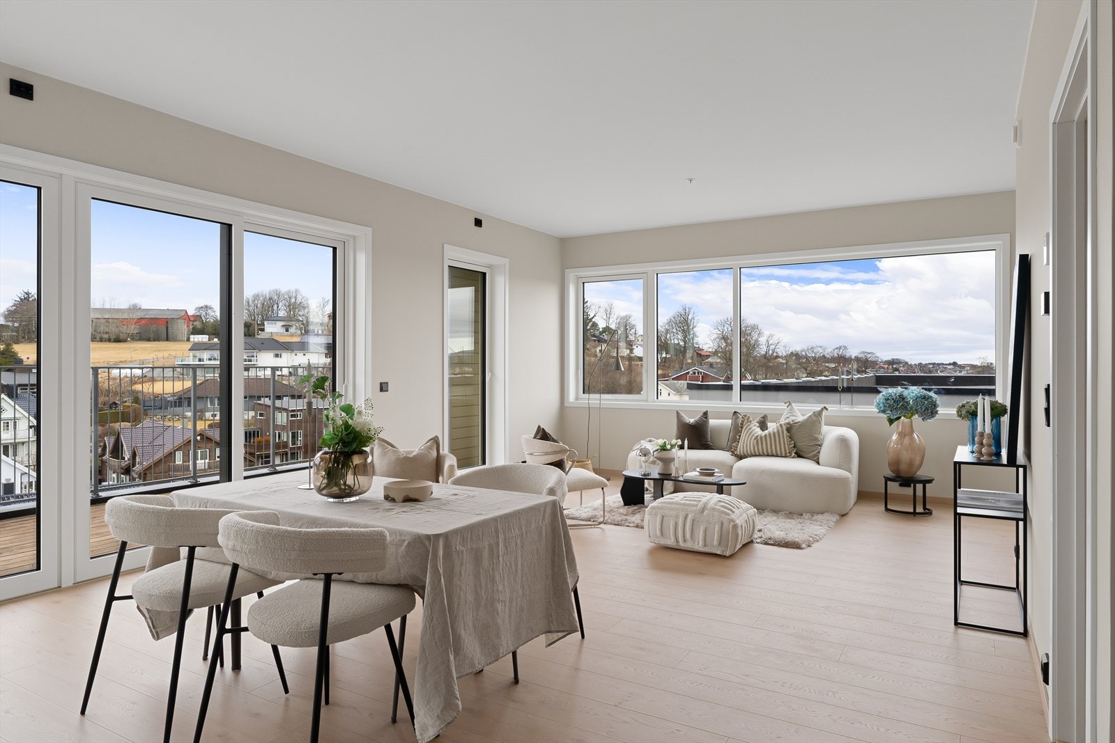 Stue hvor man har rikelig med plass til både spisebord og sofagruppe, en perfekt plass til å nyte gode stunder med familie og venner. Galleribilde