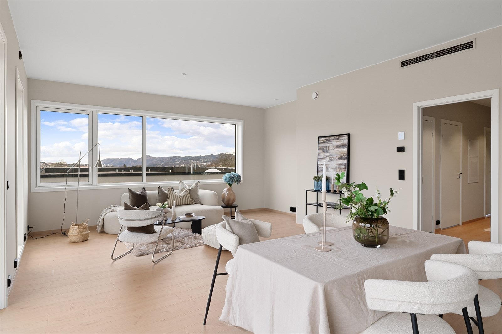 Stue hvor man har rikelig med plass til både spisebord og sofagruppe, en perfekt plass til å nyte gode stunder med familie og venner. Galleribilde