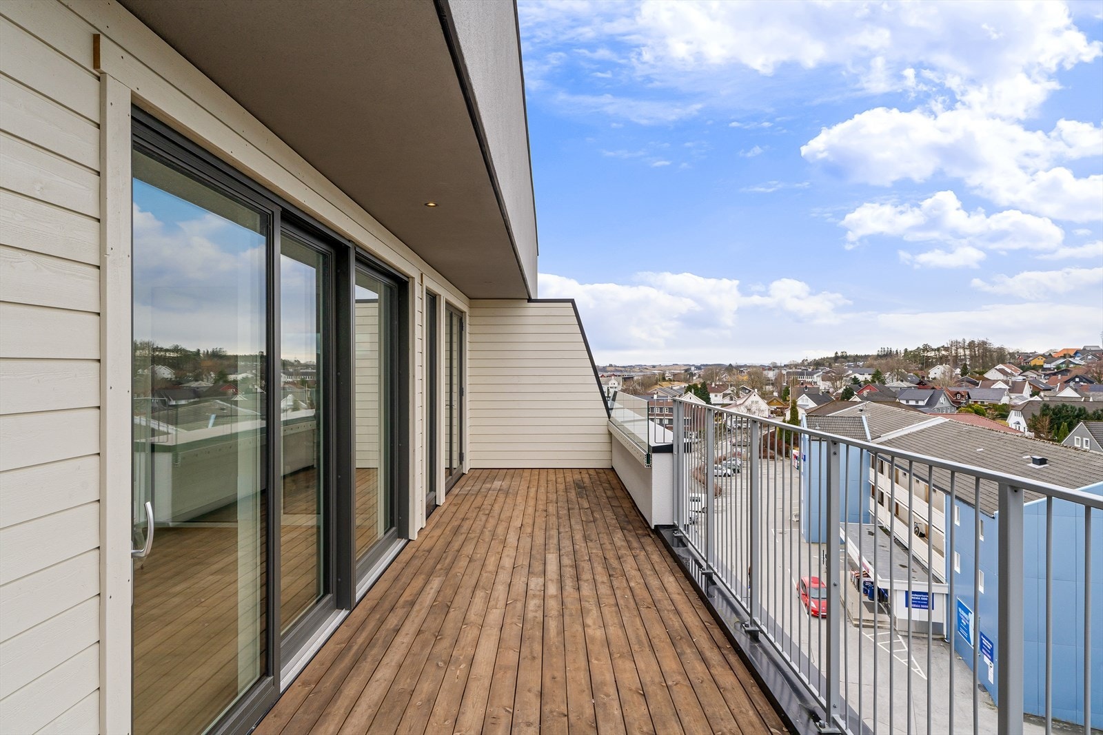 Videre fra hagestuen kommer man til en av leilighetens to balkonger. Galleribilde