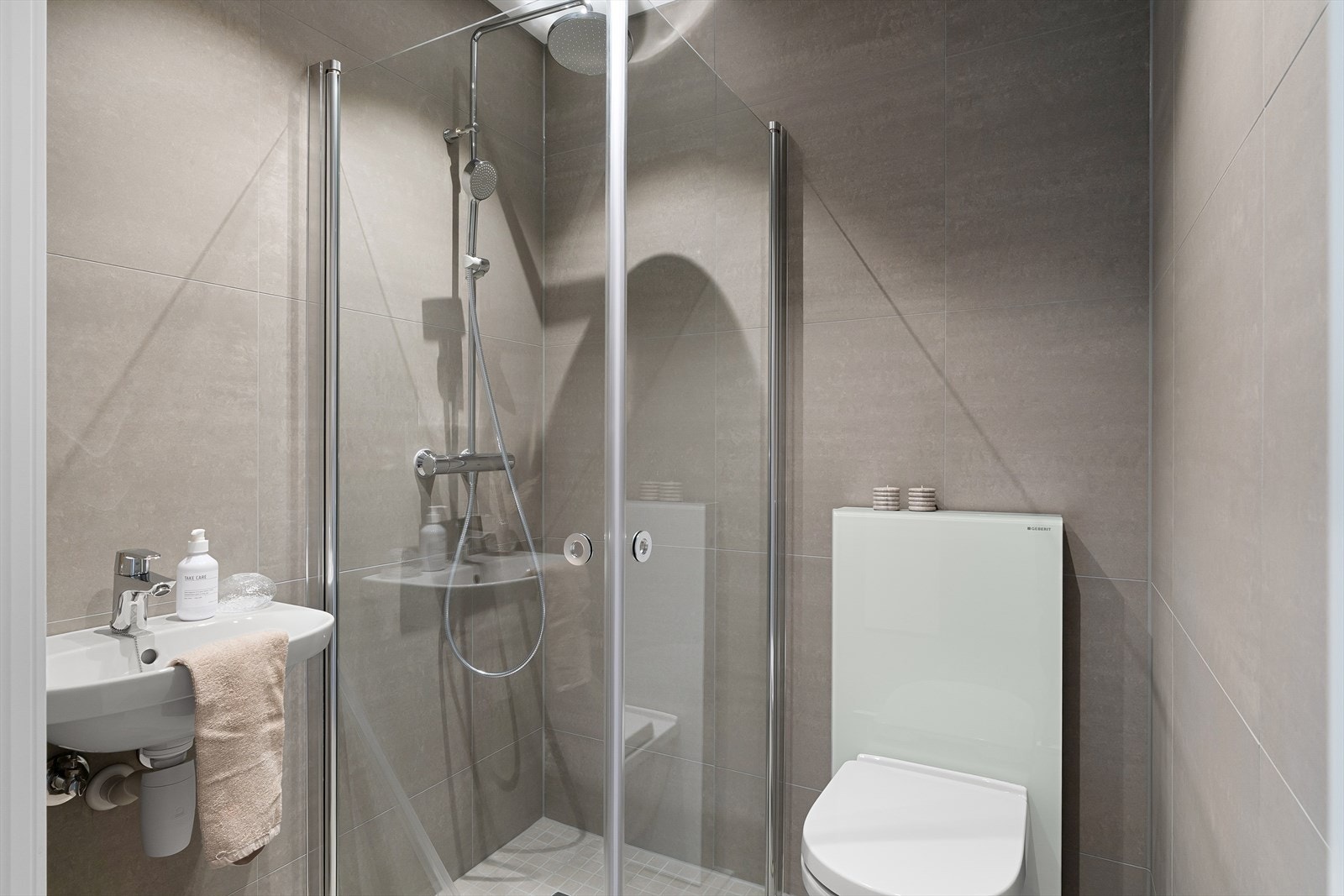 Fr soverommet har man tilgang til eget bad som er helfliset med 60x60 fliser og inneholder vegghengt wc, dusjhjørne, vask og varmekabler i gulv. Galleribilde