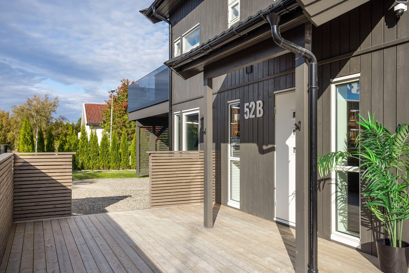 Inngangspartiet har en stor terrasse på 45 m², etablert i 2024. Galleribilde