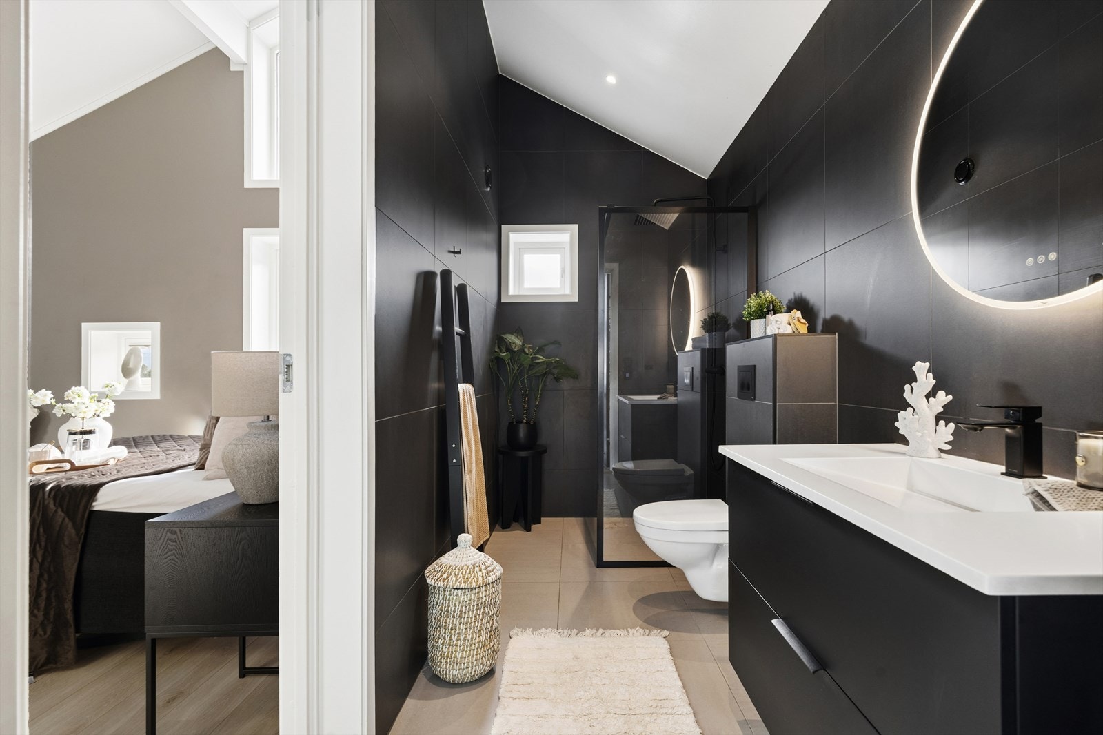 Badet er praktisk plassert i tilknytning til hovedsoverommet. Galleribilde