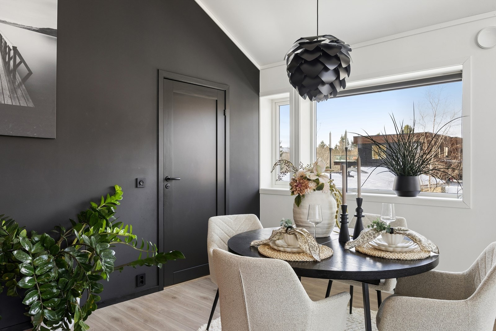 I tilknytning til kjøkkenet er det god plass for en egen spisegruppe. Galleribilde