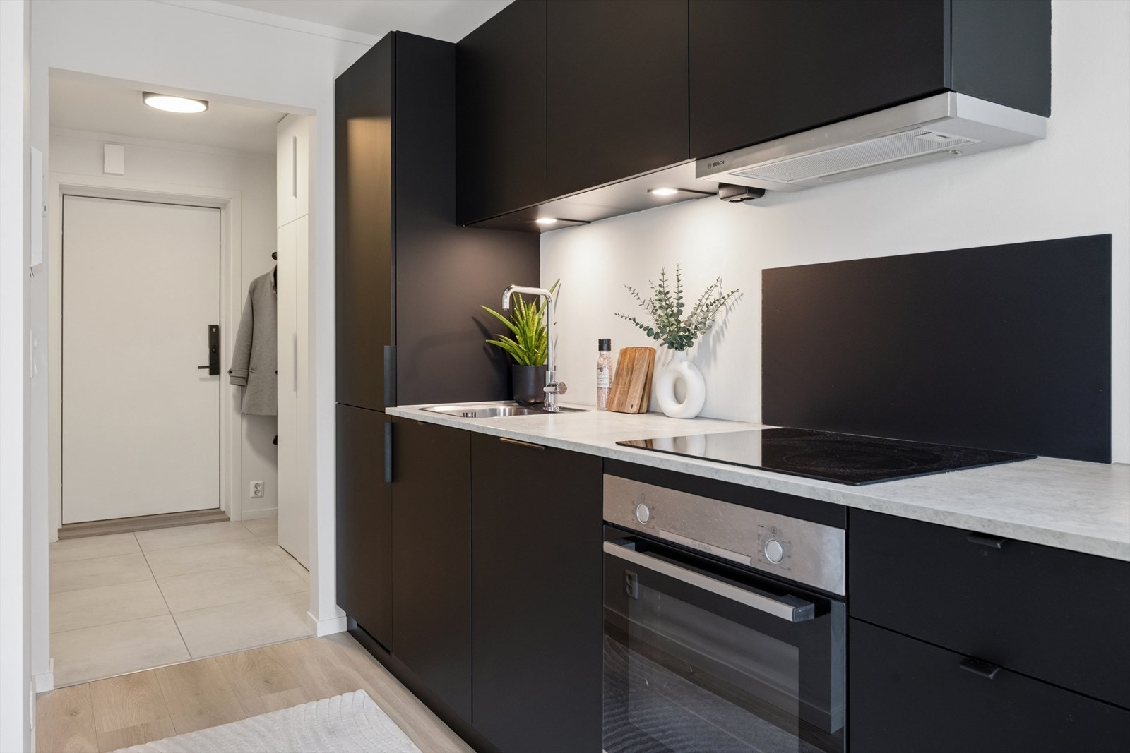 Kjøkkenet i utleiedelen er funksjonelt med integrerte hvitevarer. Galleribilde