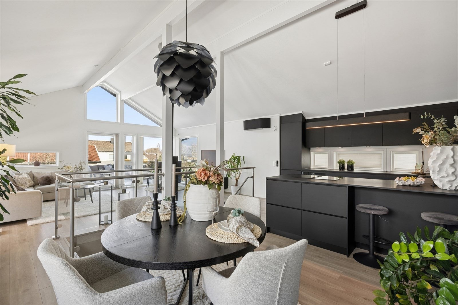 Den åpne løsningen gjør det enkelt å være sosial med gjestene mens man lager mat. Galleribilde