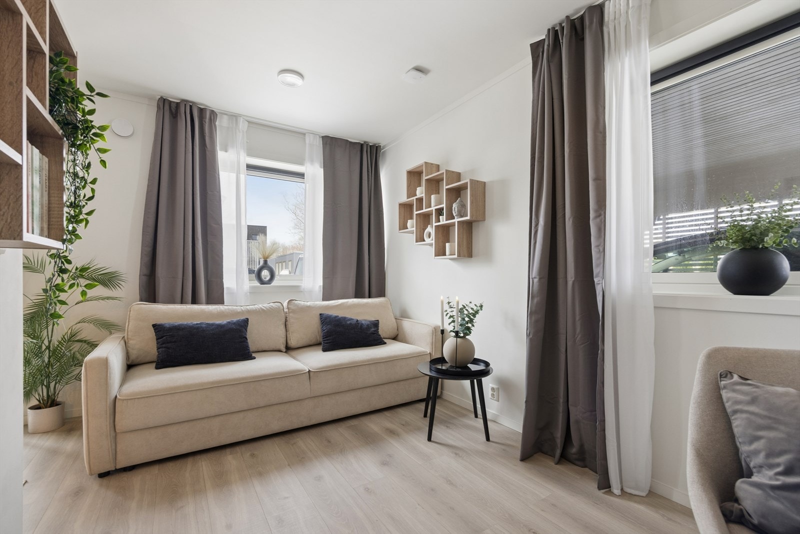 Utleiedelen har en åpen løsning for stue og kjøkken, samt eget bad. Galleribilde