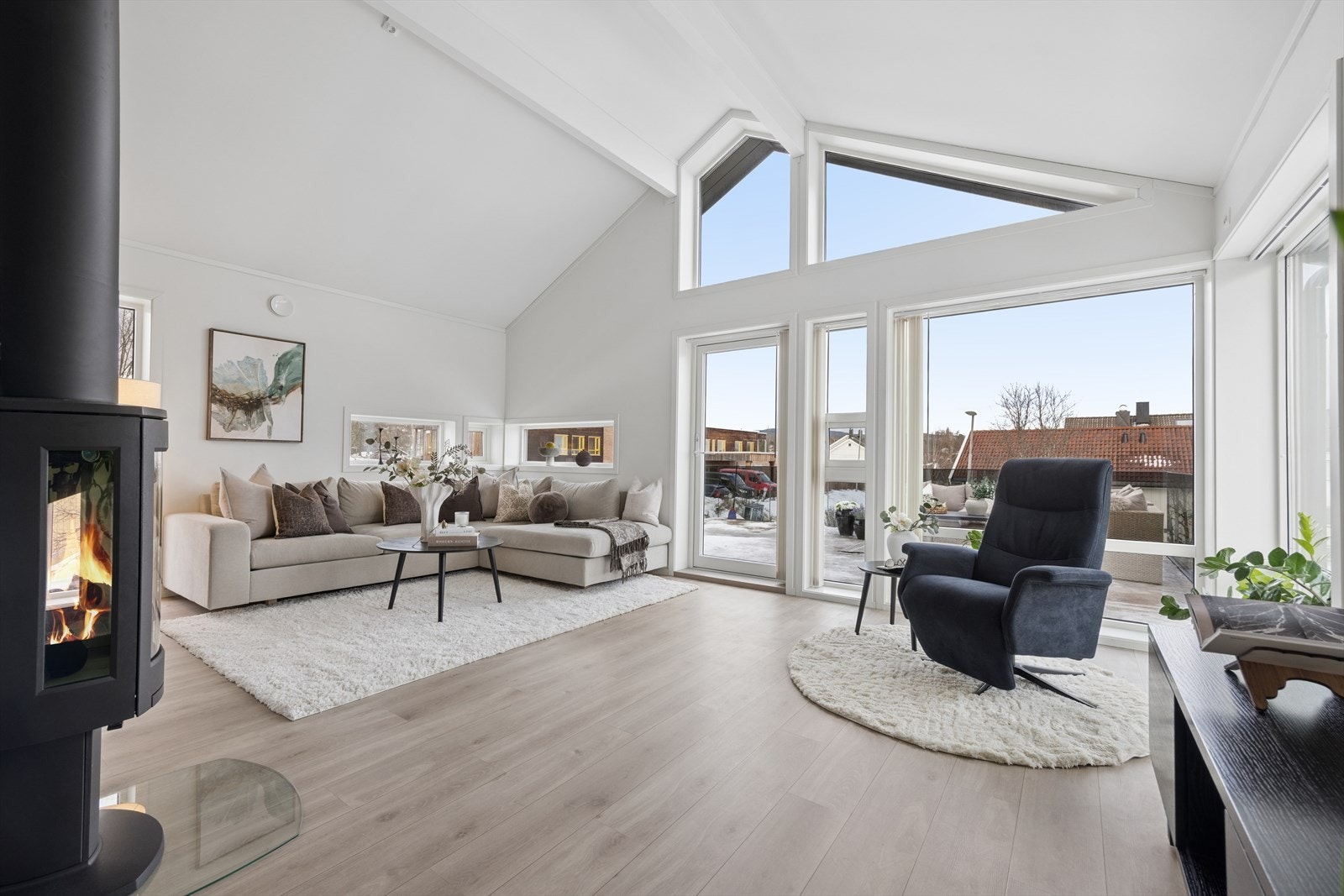 Store vinduer med 3-lags glass og god takhøyde skaper en lys og luftig atmosfære. Galleribilde