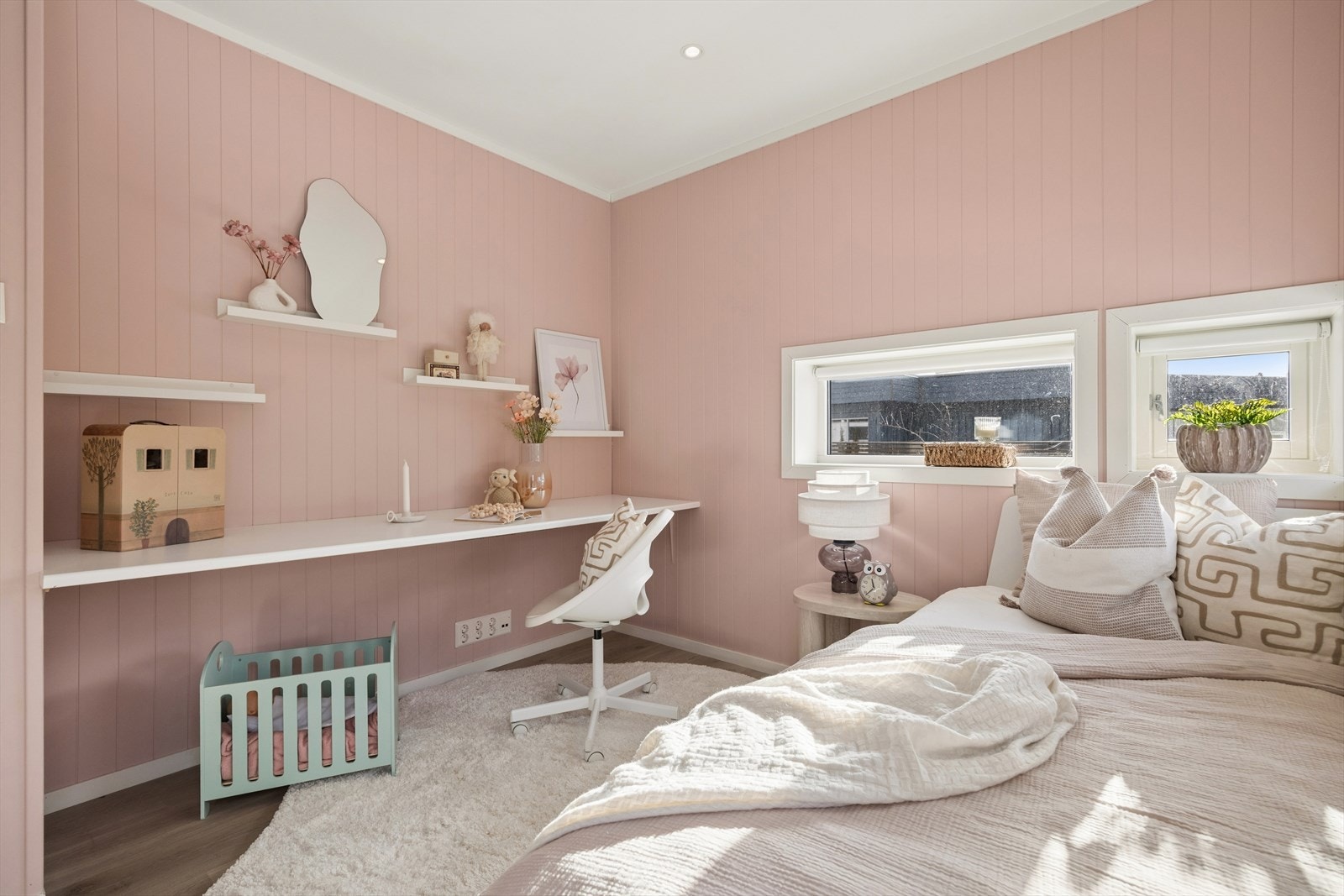 Et lyst og trivelig soverom med plassbygde løsninger for en arealeffektiv hverdag. Galleribilde