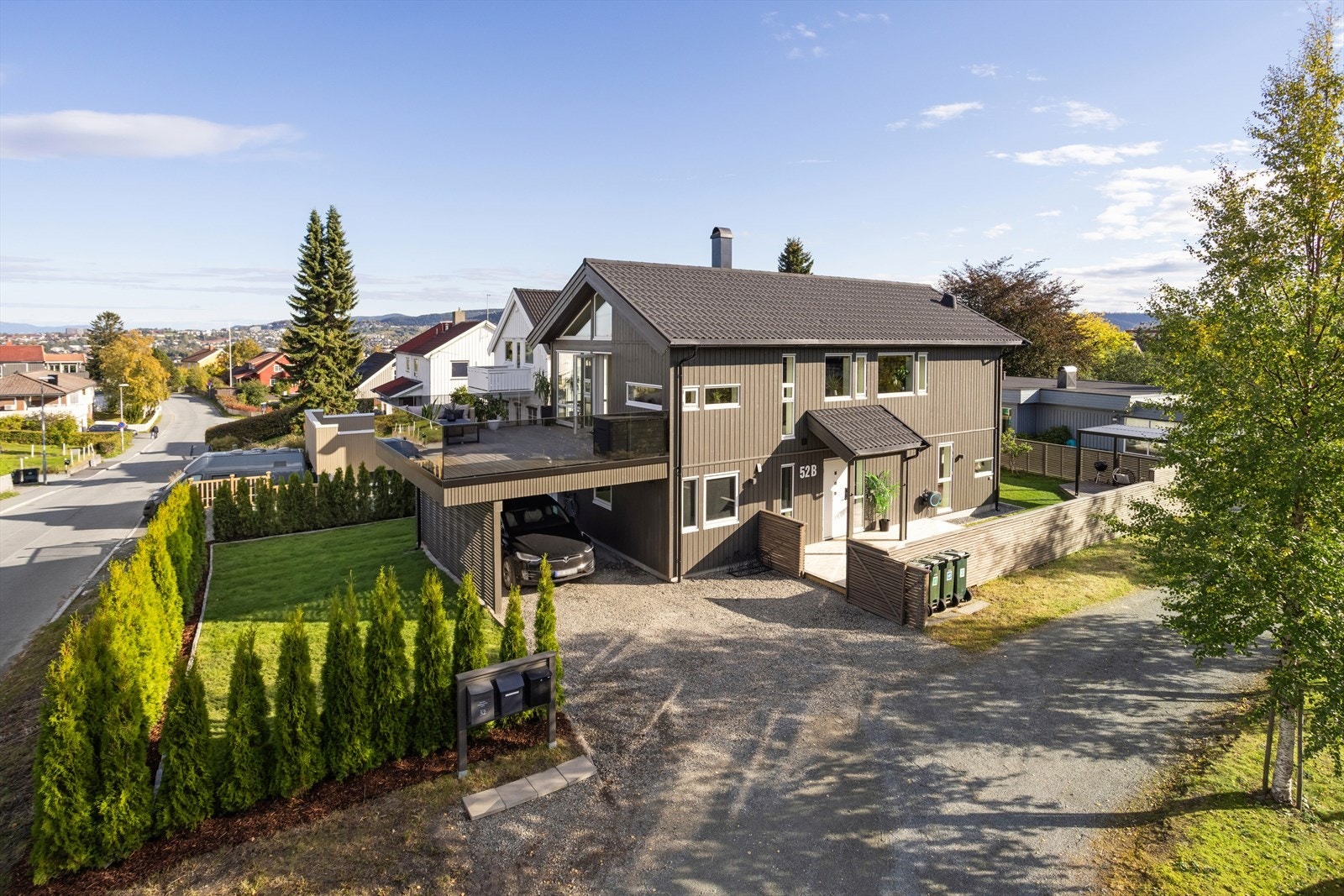 Velkommen til Skjermvegen 52B! En lekker enebolig fra 2020 med sentral beliggenhet på Byåsen. Galleribilde