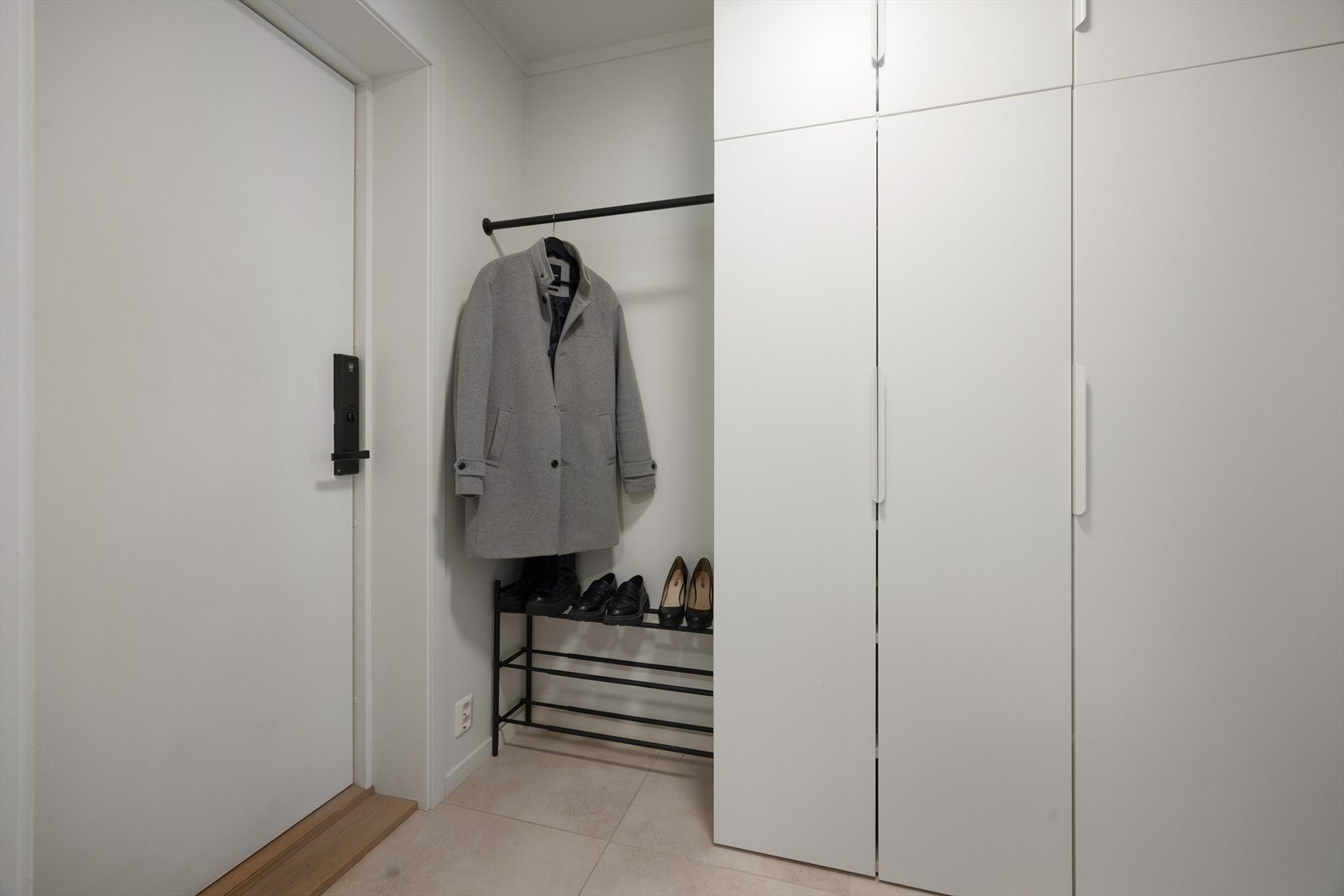 Praktisk entré med plass til oppbevaring i utleiedelen. Galleribilde