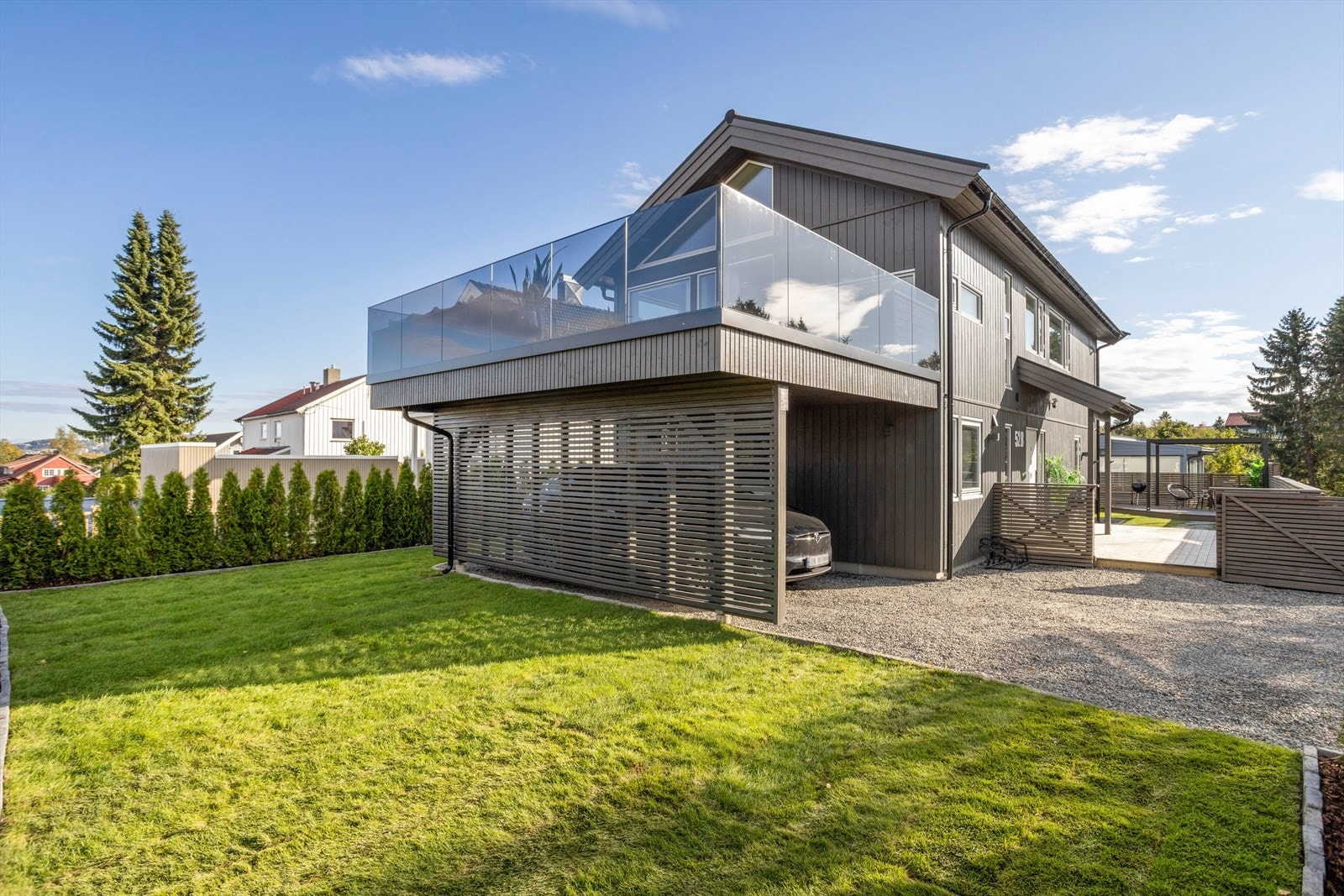 Carporten er praktisk plassert med enkel adkomst fra veien. Galleribilde
