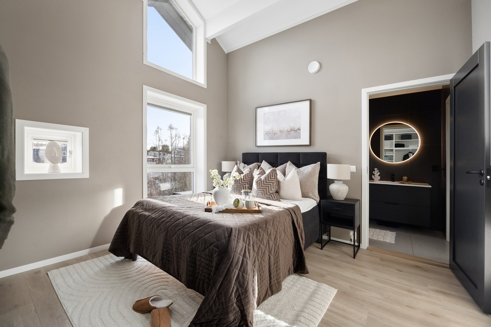 Hovedsoverommet ligger i andre etasje og har direkte adkomst til eget bad. Galleribilde