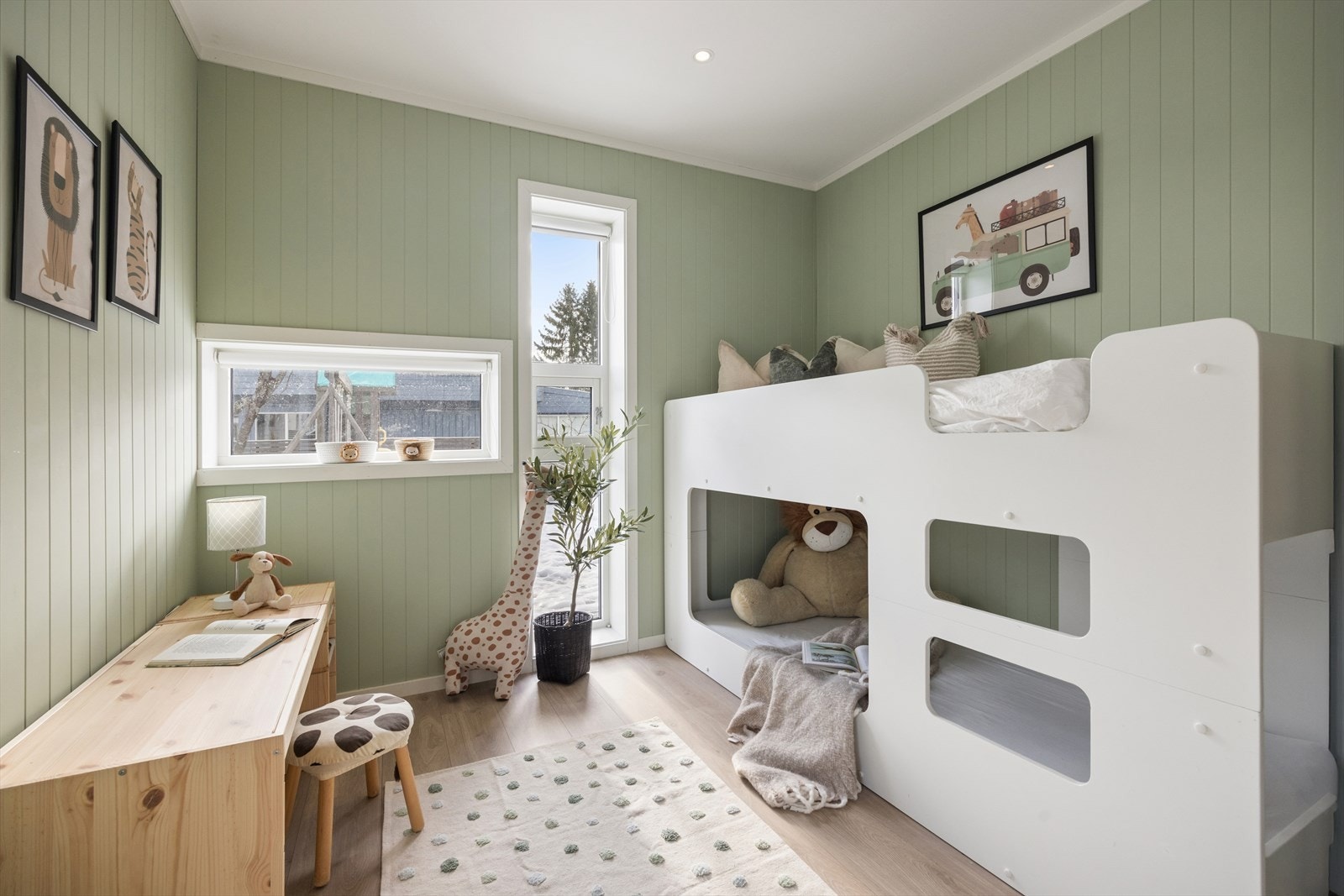 Rommene er av god størrelse og egner seg godt som barnerom eller kontor. Galleribilde