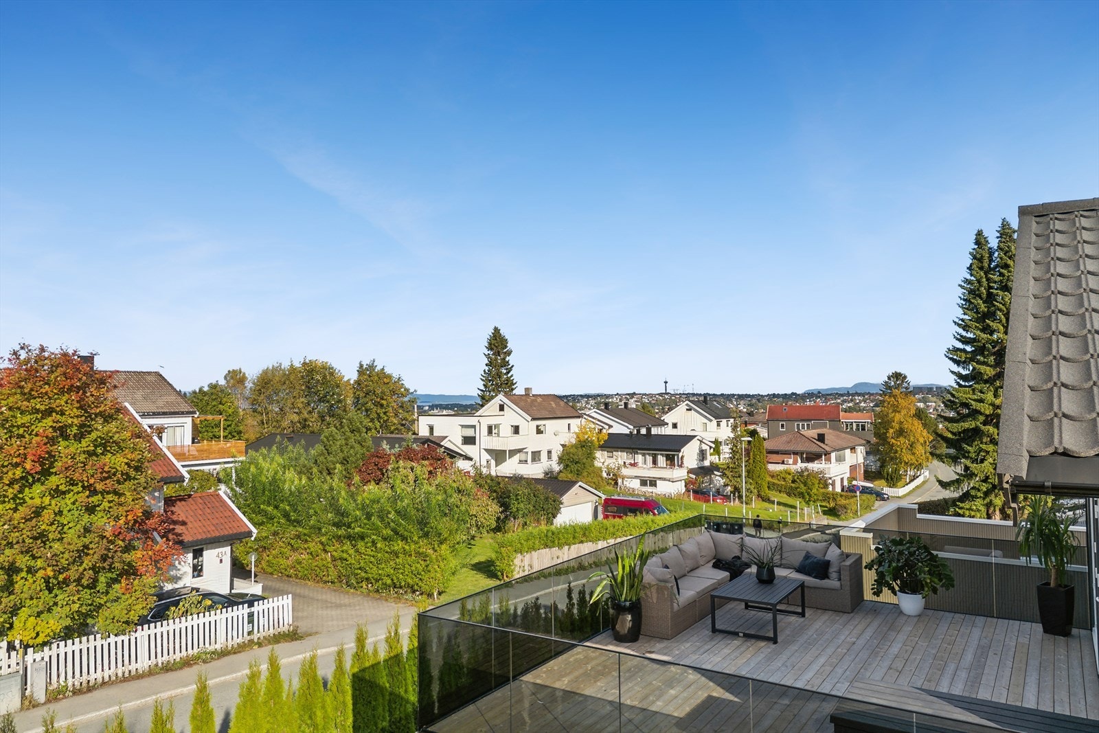 Fra eiendommen er det vidstrakt utsikt over Byåsen og inn mot fjorden. Galleribilde