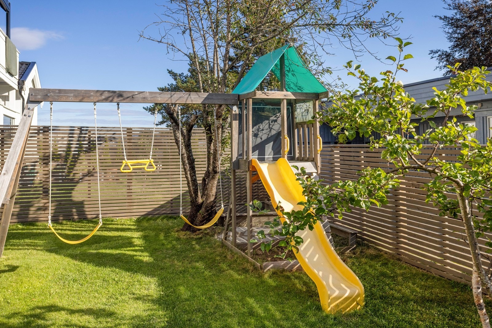 Den familievennlige beliggenheten understrekes av en trygg hage med plass til lek. Galleribilde