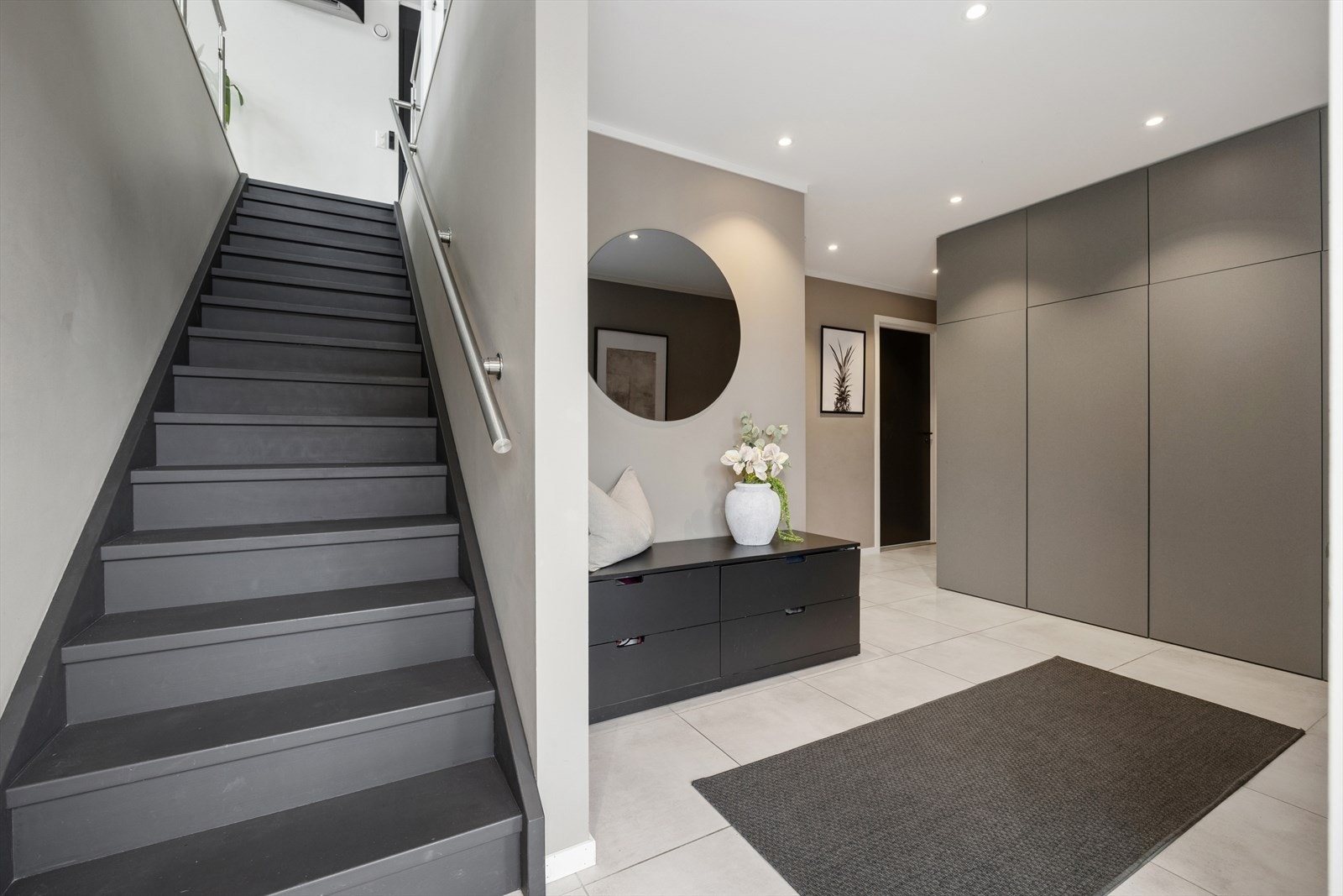 Den lukkede tretrappen leder opp til boligens sosiale sone i andre etasje. Galleribilde