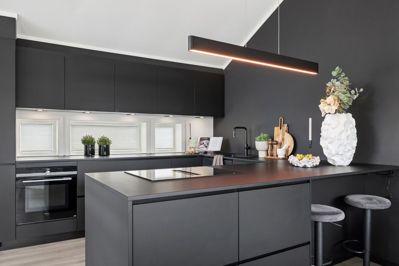 Innredningen er utstyrt med integrerte hvitevarer og godt med skap- og benkeplass. Galleribilde