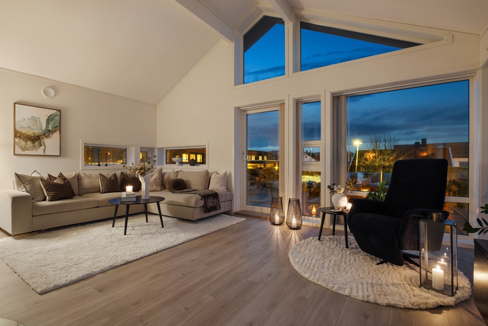 Den åpne stue- og kjøkkenløsningen i andre etasje er boligens naturlige samlingspunkt. Galleribilde