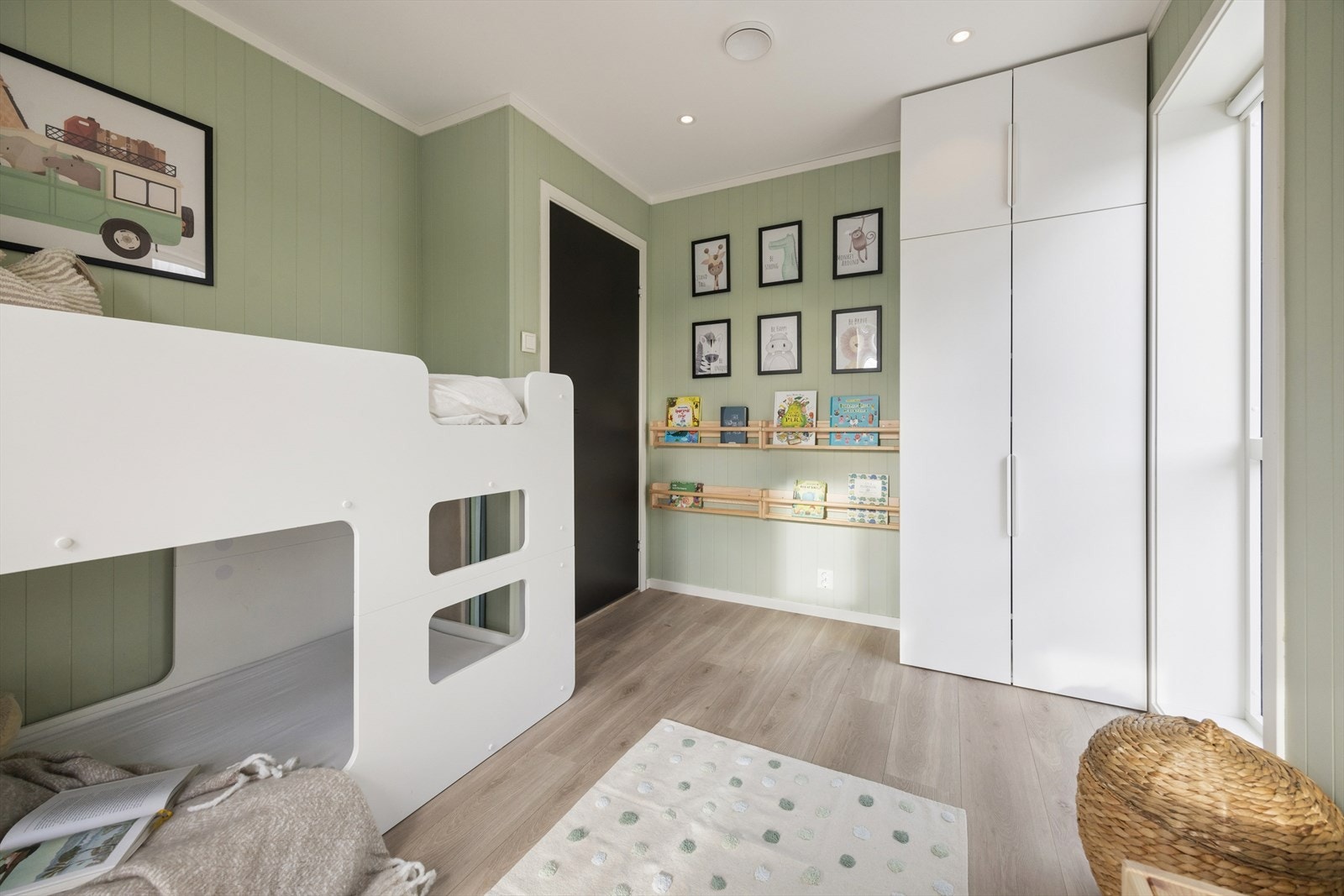 Boligens hoveddel har totalt tre soverom, hvorav to er plassert i første etasje. Galleribilde