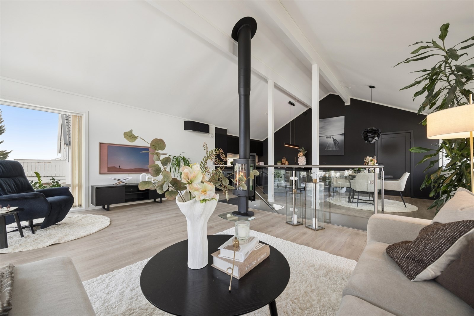 Åpenheten mellom stue og kjøkken gir en sosial og inkluderende romfølelse. Galleribilde