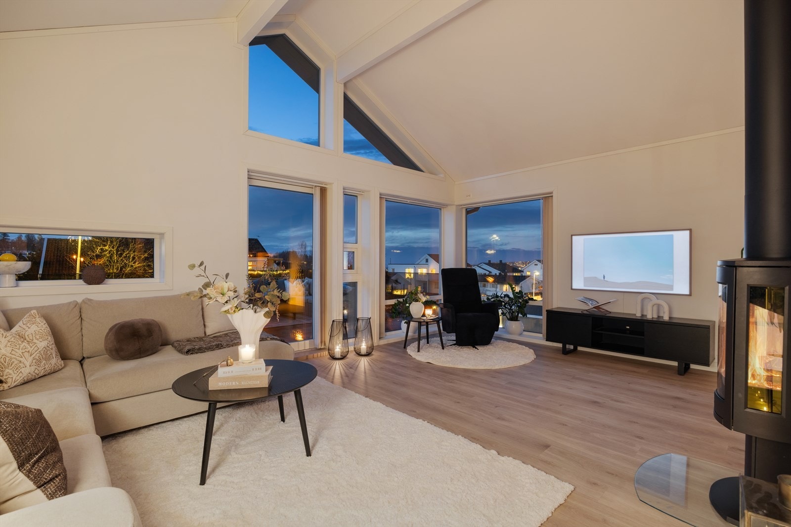 Den lukkede vedovnen gir ekstra varme og hygge på kalde dager. Galleribilde