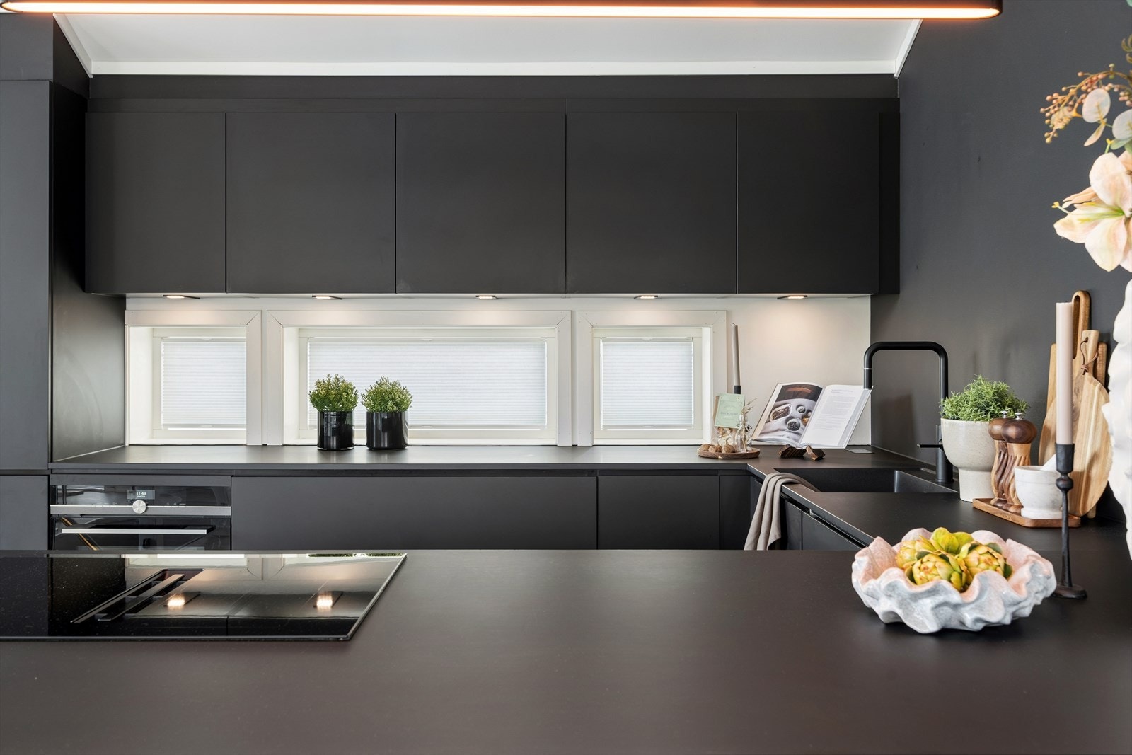 Kullfilterventilator er elegant integrert i platetoppen. Galleribilde