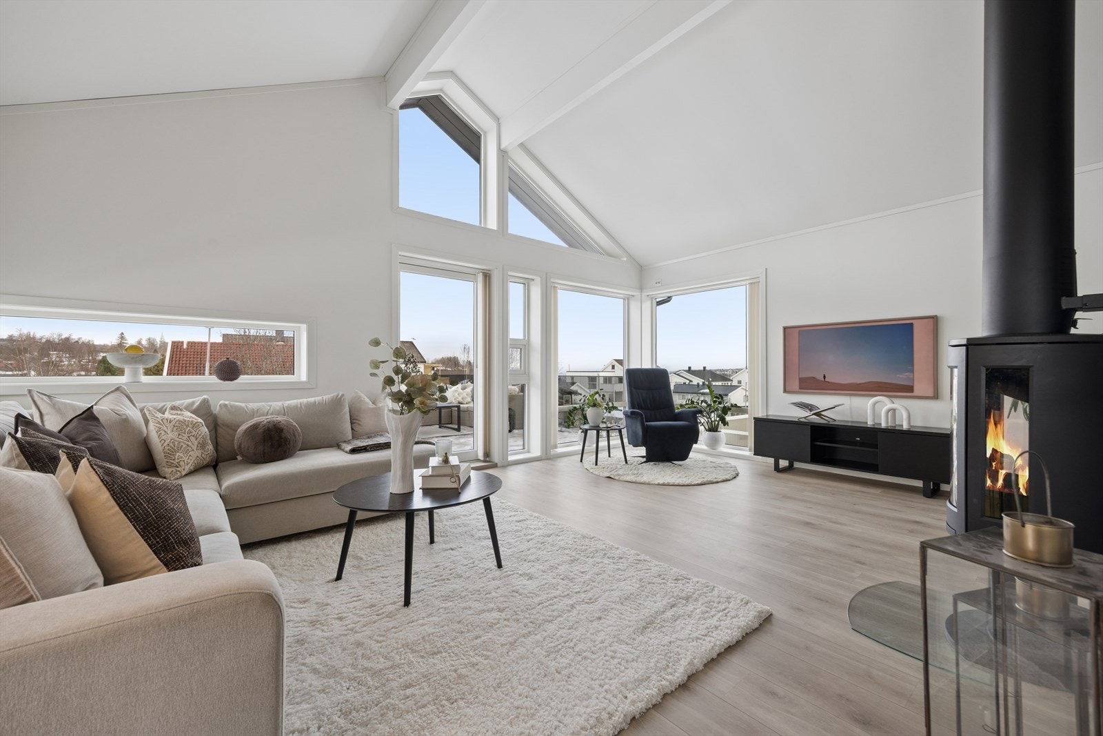 Her er det god plass til både sofagruppe og spisebord. Galleribilde