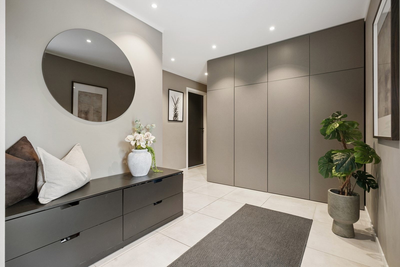 En romslig entré med god plass til oppbevaring ønsker deg velkommen inn. Galleribilde