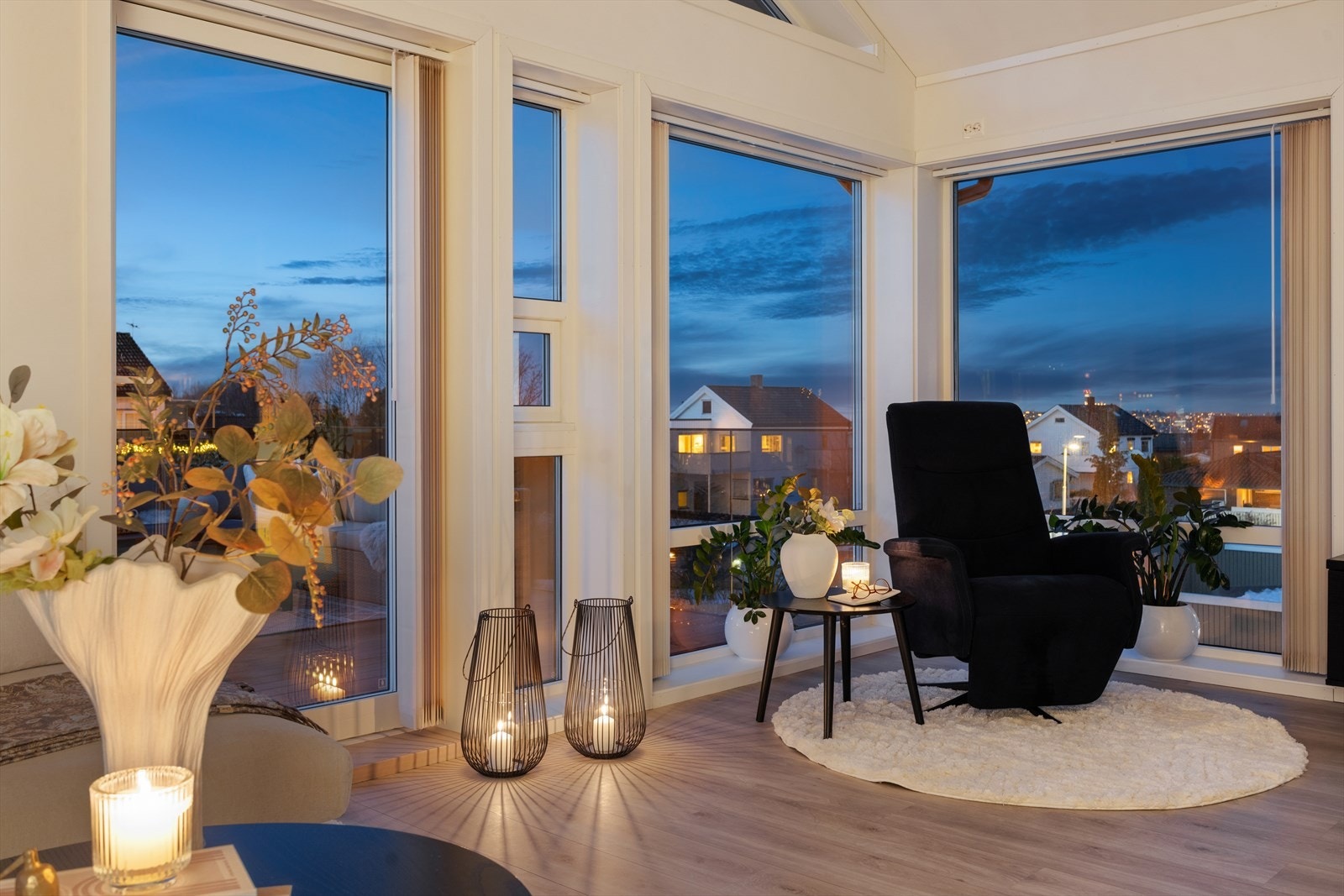 Fra stuen kan du nyte den flotte utsikten over nærområdet og Trondheimsfjorden. Galleribilde